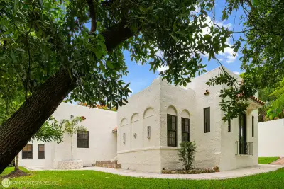 828 35th St, West Palm Beach: photo 1 of 33