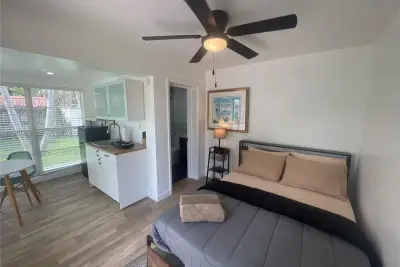 1505 NE 15th Ave #4, Fort Lauderdale: photo 1 of 8