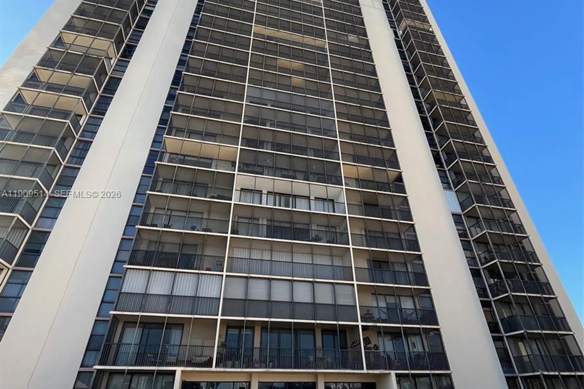 20301 W Country Club Dr #625, Aventura: photo 1 of 17