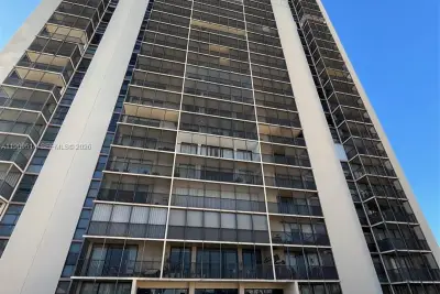 20301 W Country Club Dr #625, Aventura: photo 1 of 17