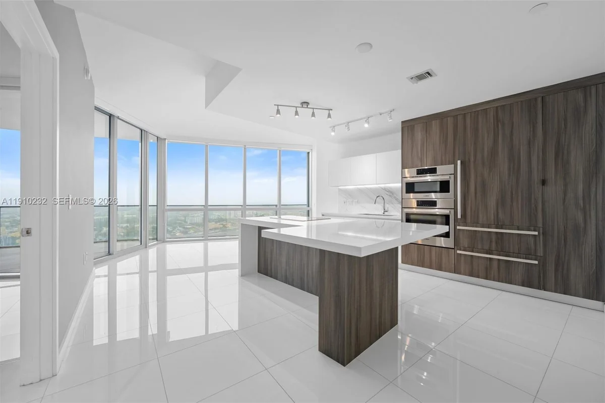 851 NE 1st Ave #4204, Miami: photo 1 of 27