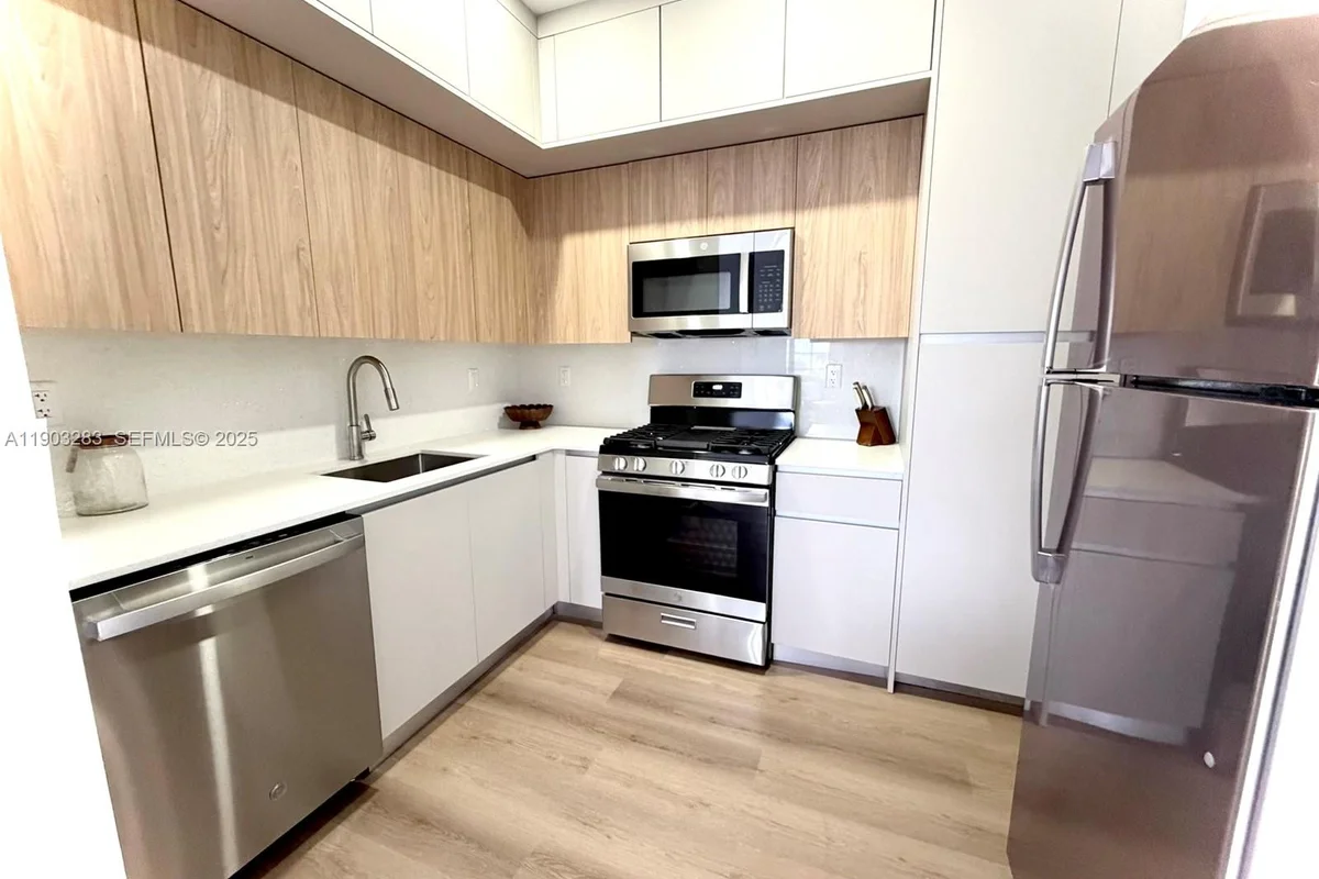 Condo in Miami Beach: photo 1 of 6