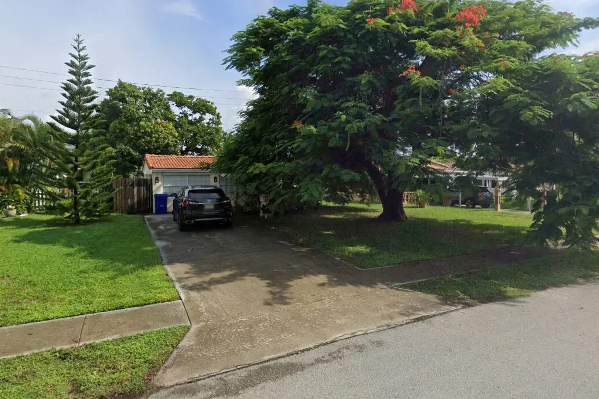 1435 NE 182nd St, North Miami Beach: photo 1 of 13