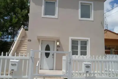 243 SW 10th Ave, Miami: photo 1 of 12