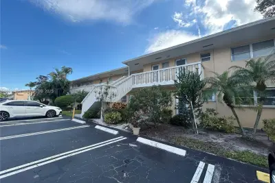 2112 NE 1st Way #203, Boynton Beach: photo 1 of 11