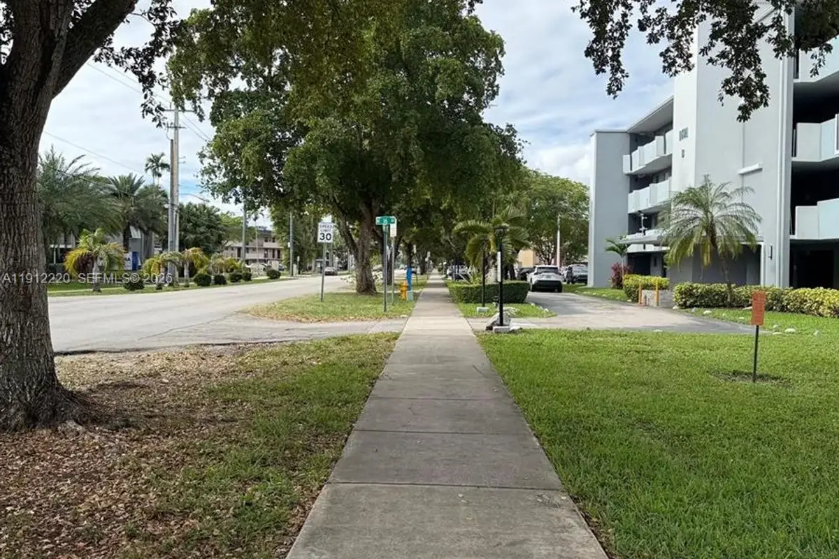 1301 NE 191st St #F110, Miami: photo 1 of 15