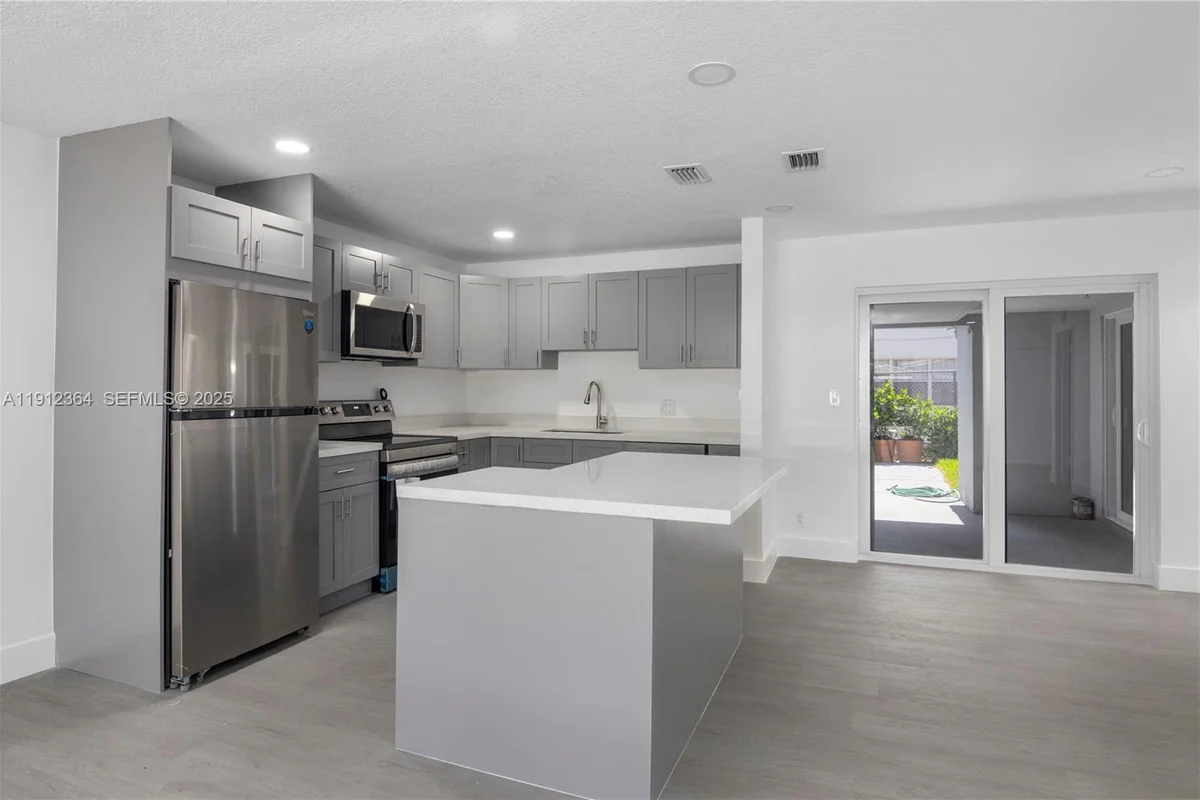 1750 NE 52nd St, Fort Lauderdale: photo 1 of 48