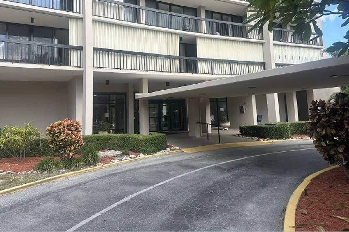 2425 Presidential Way #1203, West Palm Beach: photo 1 of 12