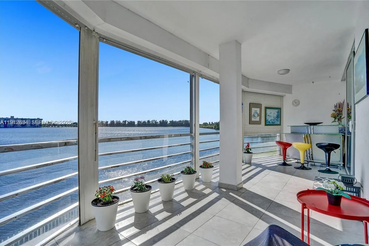 1000 NE 191st St #21, Miami: photo 1 of 23