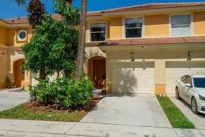 213 River Bluff Ln, Royal Palm Beach: photo 1 of 28