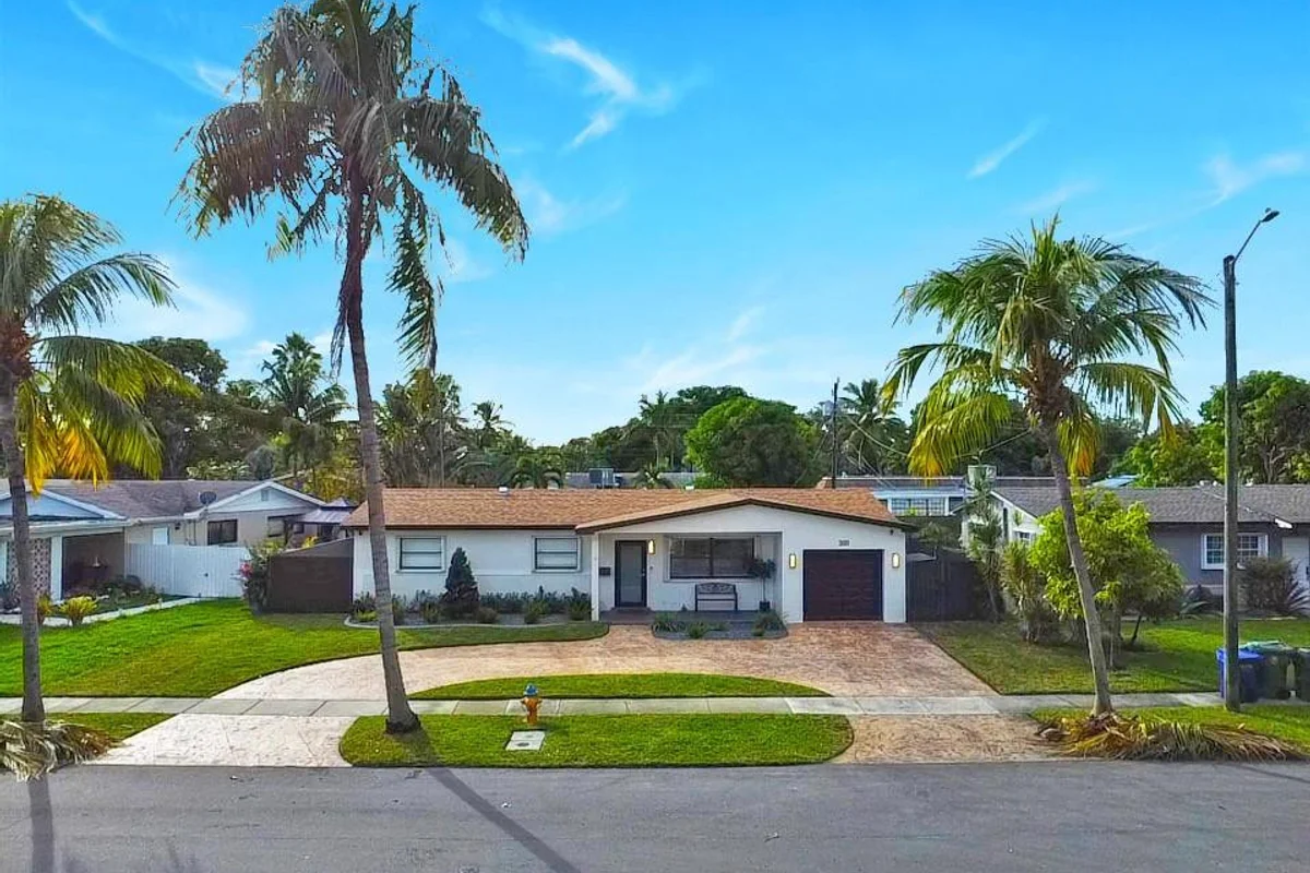 300 SW 65th Way, Pembroke Pines: photo 1 of 35