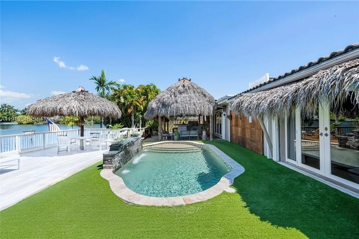 21280 NE 23rd Ave, Miami: photo 1 of 17