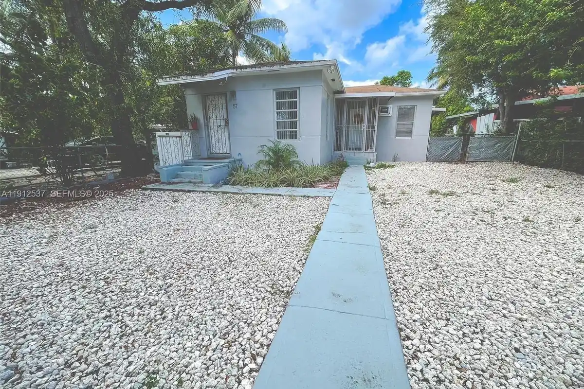 55 NW 69th St #E, Miami: photo 1 of 7