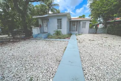 55 NW 69th St #E, Miami: photo 1 of 7
