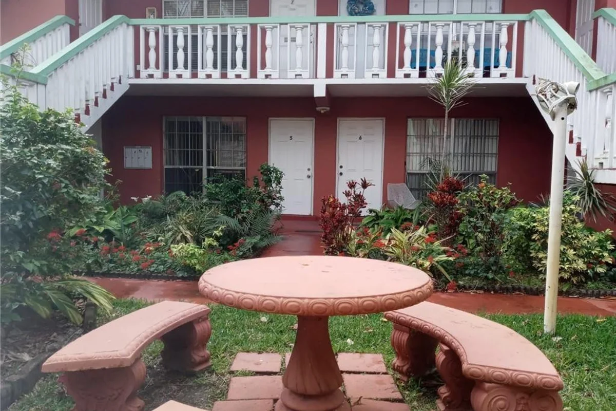 Apartment in Sunrise: photo 1 of 15