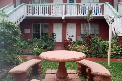 Apartment in Sunrise: photo 1 of 15