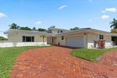 1961 NE 188th St, Miami: photo 1 of 49