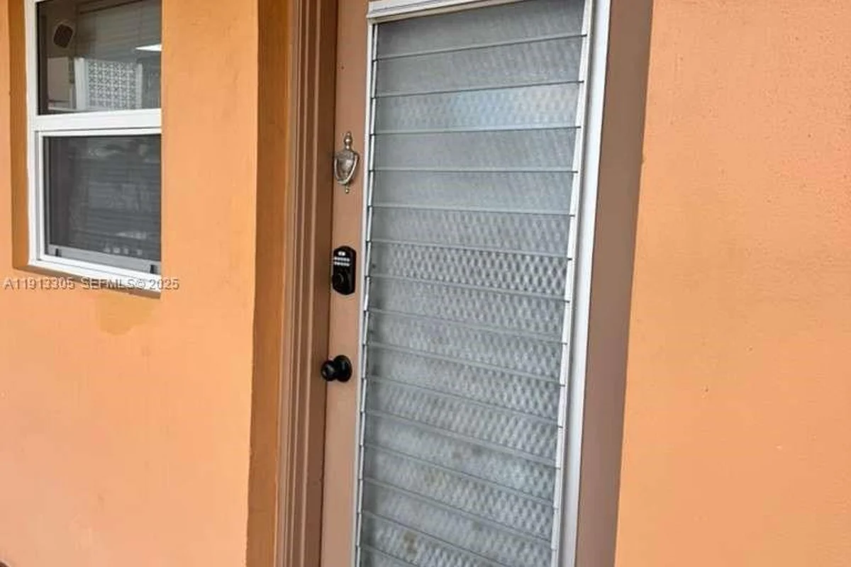 3001 NW 46th Ave #207, Lauderdale Lakes: photo 1 of 18