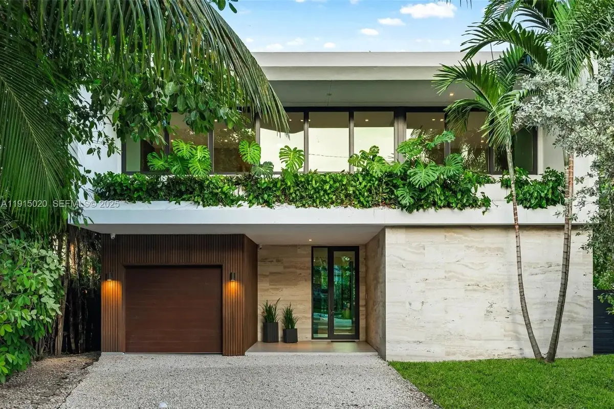 77 SW 18th Ter, Miami: photo 1 of 90
