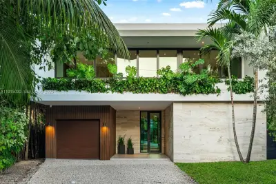 77 SW 18th Ter, Miami: photo 1 of 90