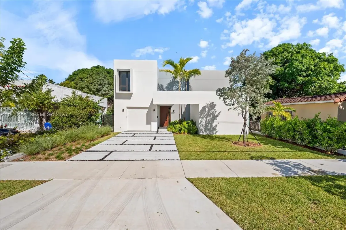 2127 SW 11th Ter, Miami: photo 1 of 28