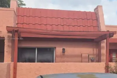 1524 NW 56th Ave #7, Lauderhill: photo 1 of 10