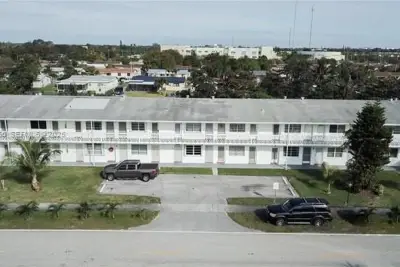 122 NE 204th St #3, Miami Gardens: photo 1 of 17