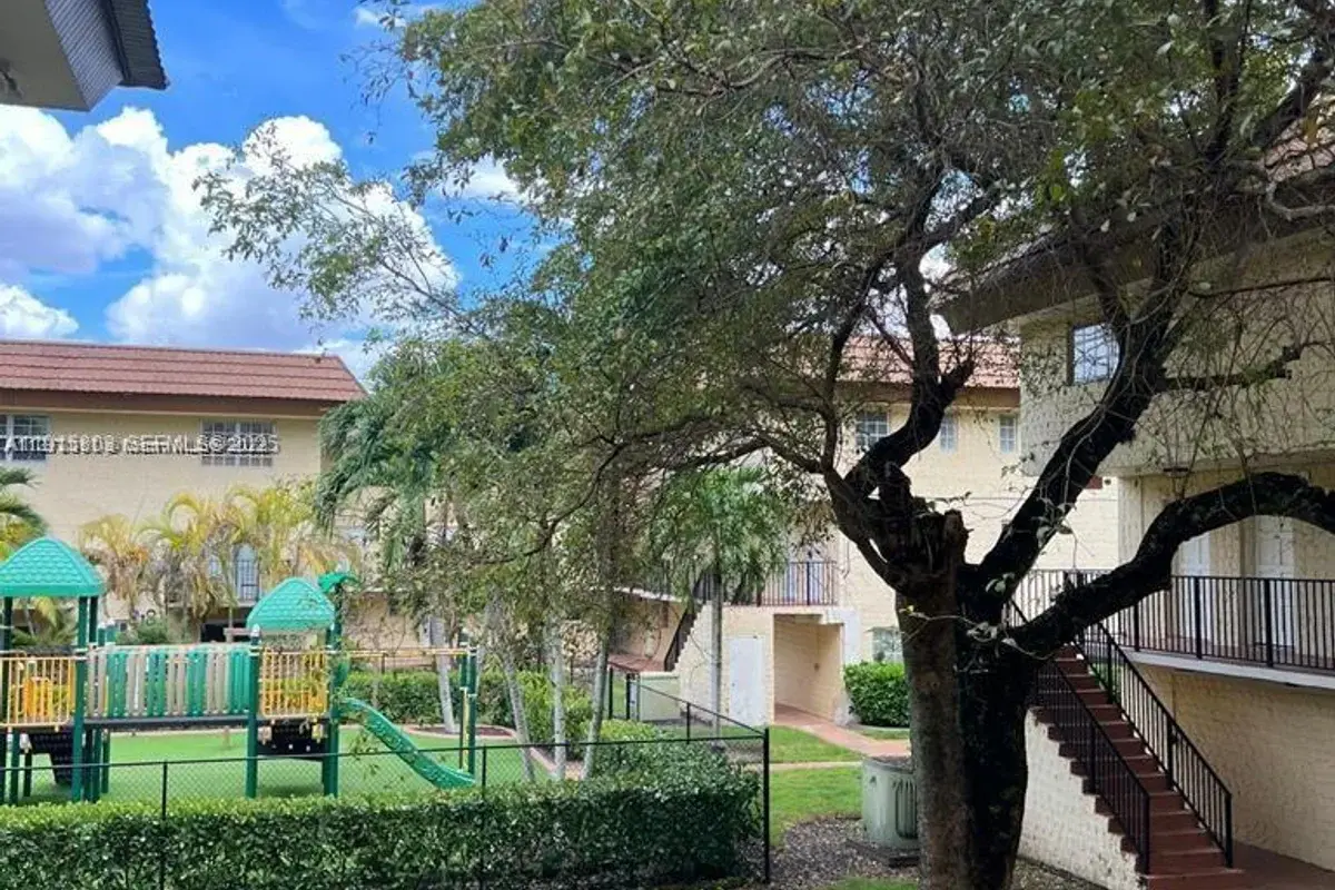 Condo in Miami: photo 1 of 18