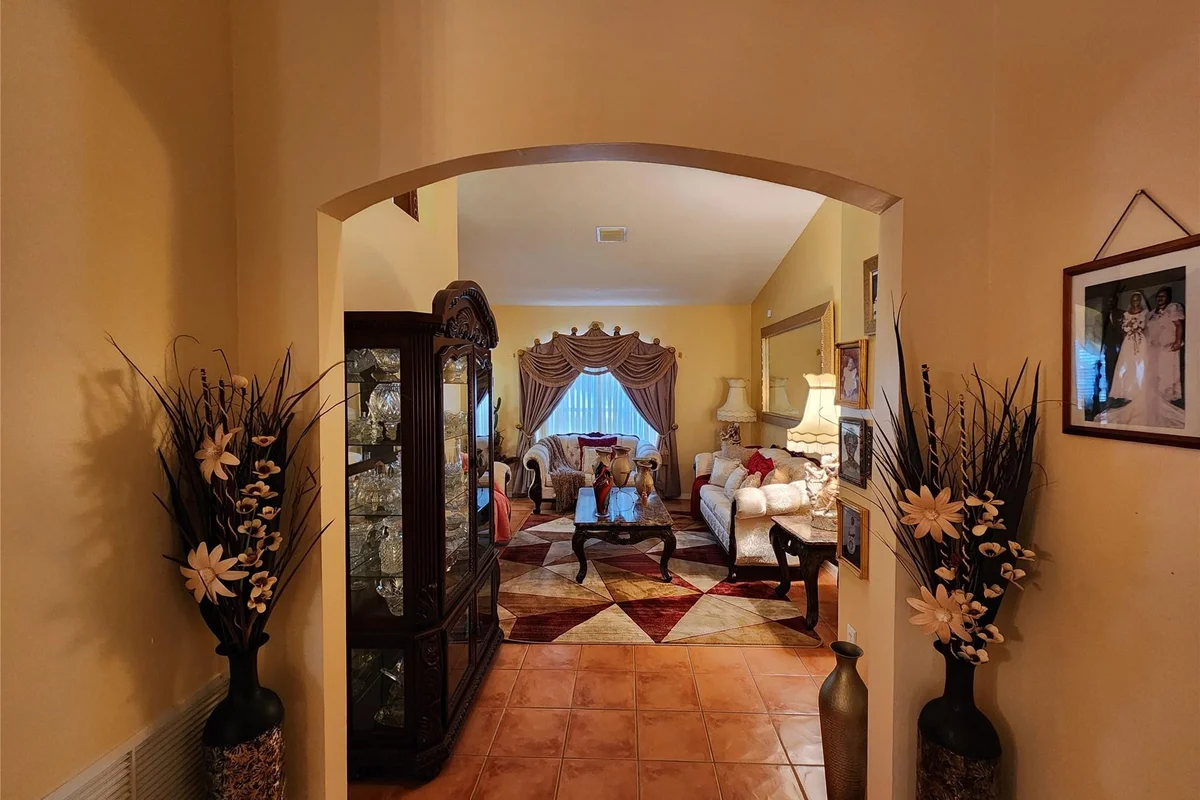10611 SW 21st St, Miramar: photo 1 of 20
