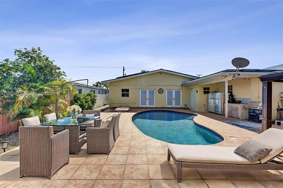 311 E 51st St, Hialeah: photo 1 of 61