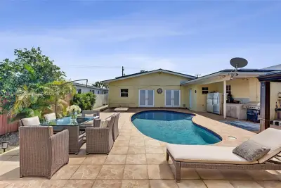 311 E 51st St, Hialeah: photo 1 of 61