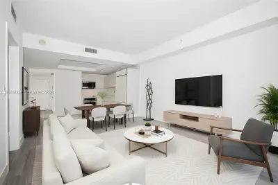 45 SW 9th St #1504, Miami: photo 1 of 33