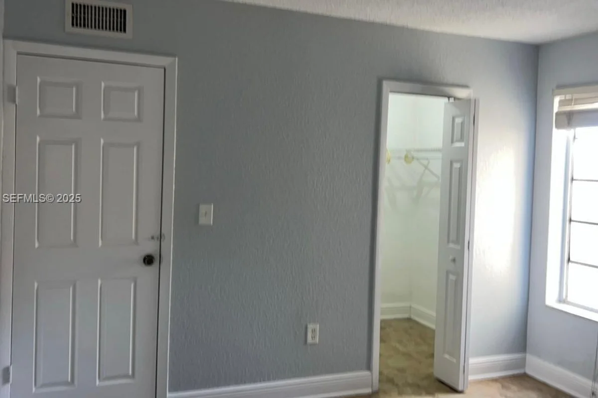 575 W 69th St #208, Hialeah: photo 1 of 10