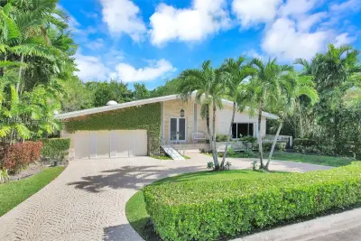 145 Bal Bay Dr, Bal Harbour: photo 1 of 25