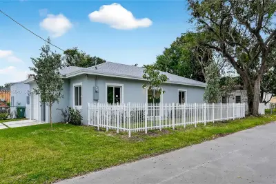 1346 NW 44th St, Miami: photo 1 of 52