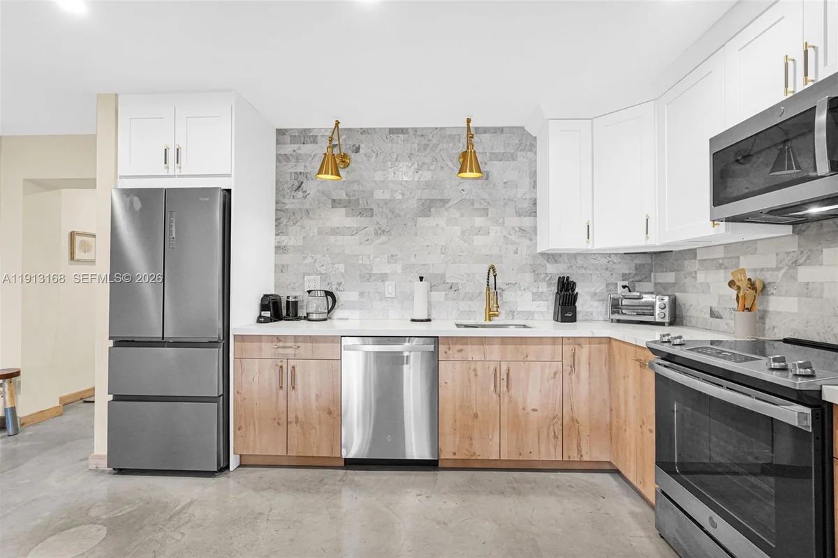 1012 NE 2nd St, Hallandale Beach: photo 1 of 66