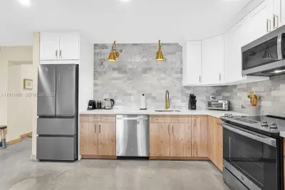 1012 NE 2nd St, Hallandale Beach: photo 1 of 66