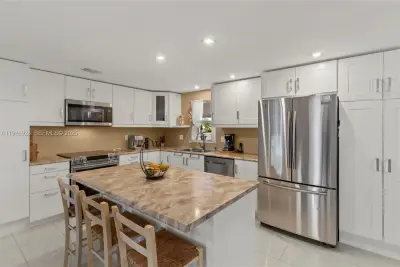 5239 NW 3rd Ave, Deerfield Beach: photo 1 of 40