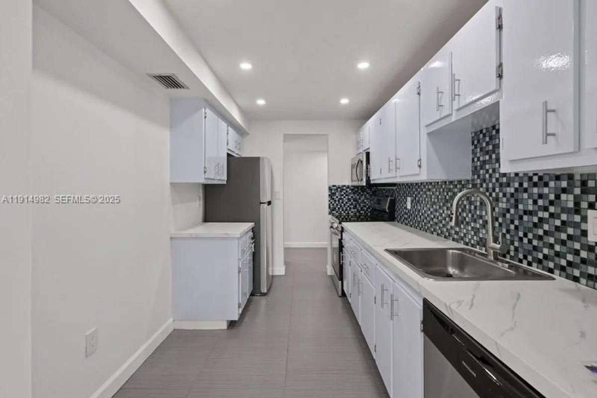 4174 Inverrary Dr #902, Lauderhill: photo 1 of 19