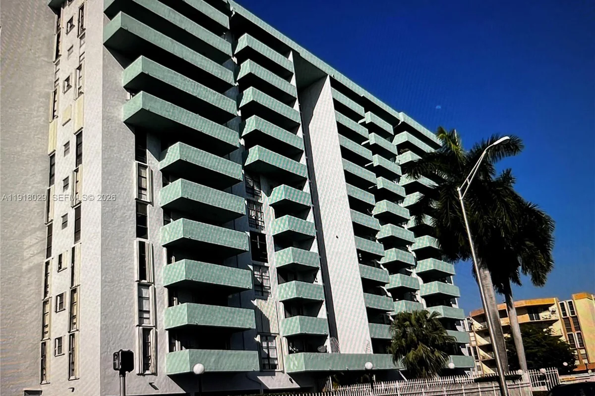 Apartment in Hialeah: photo 1 of 15
