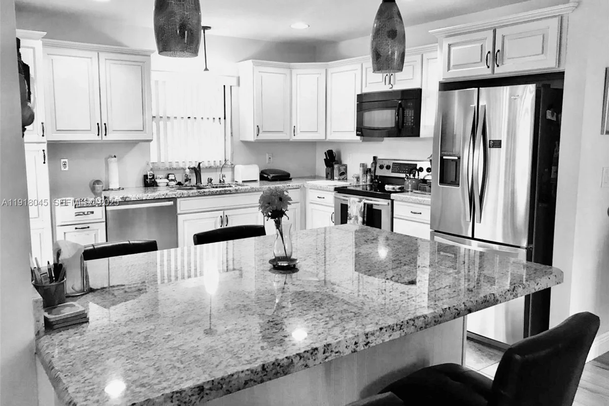 737 SE 22nd Dr, Homestead: photo 1 of 10