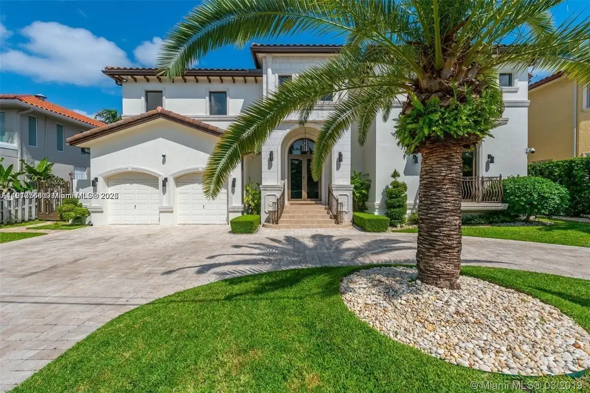 16433 NE 31st Ave, North Miami Beach: photo 1 of 8