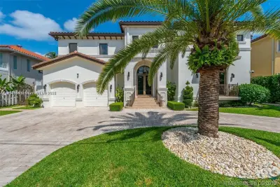 16433 NE 31st Ave, North Miami Beach: photo 1 of 8