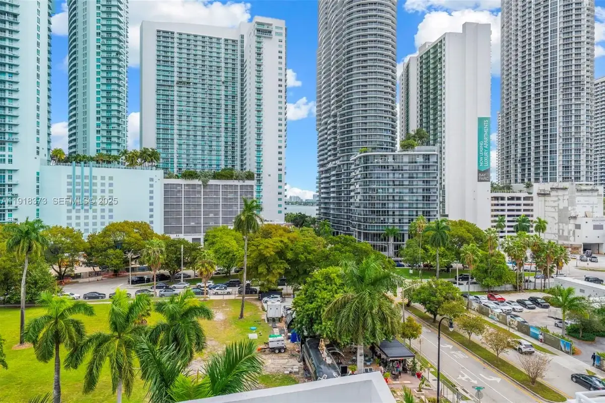 275 NE 18th St #708, Miami: photo 1 of 34