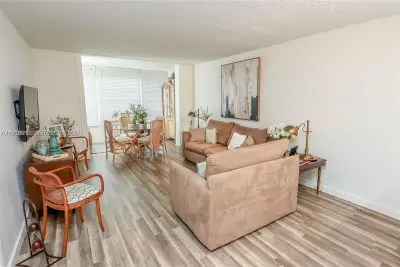 9150 Lime Bay Blvd #212, Tamarac: photo 1 of 17