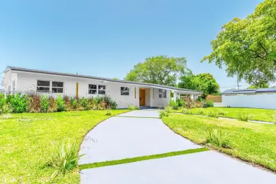 19661 NE 10th Pl, Miami: photo 1 of 24
