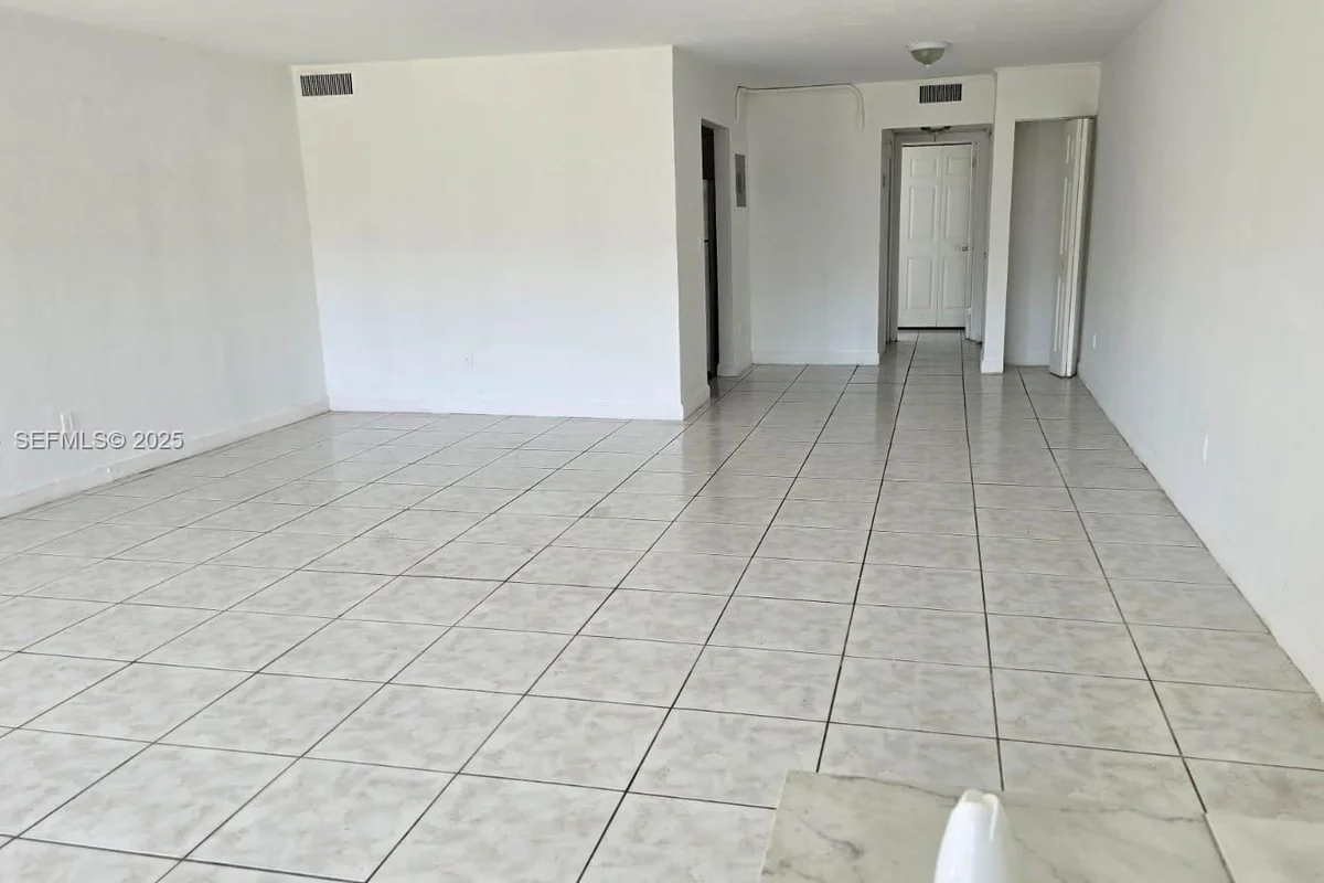 1885 NE 121st St #17, North Miami: photo 1 of 11
