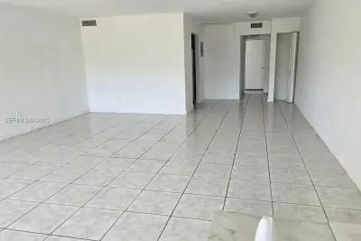1885 NE 121st St #17, North Miami: photo 1 of 11