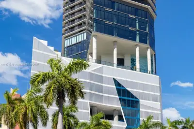 398 NE 5th St #2215, Miami: photo 1 of 26