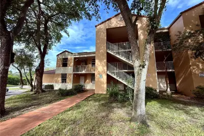 8246 NW 24th St, Coral Springs: photo 1 of 27